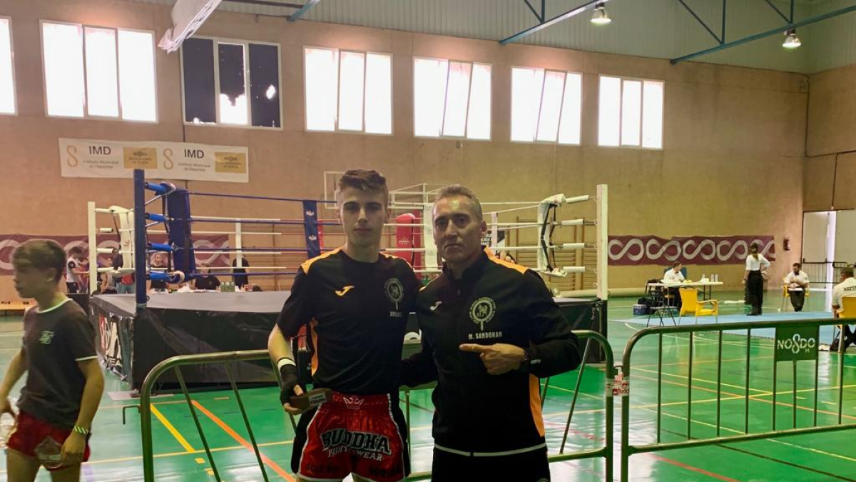 El campeón con su entrenador.