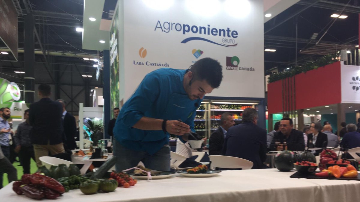 El chef almeriense Rafael Rodríguez durante el showcooking.
