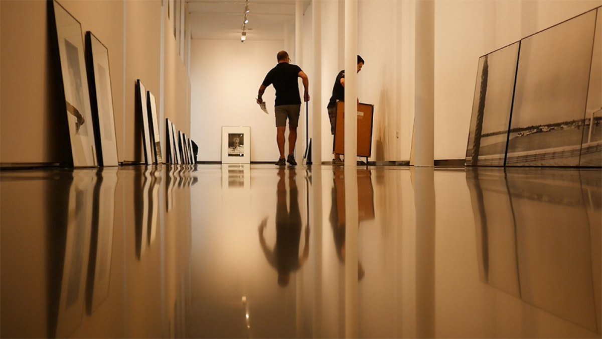 Operarios montan una exposición en una sala del Centro Andaluz de Fotografía.
