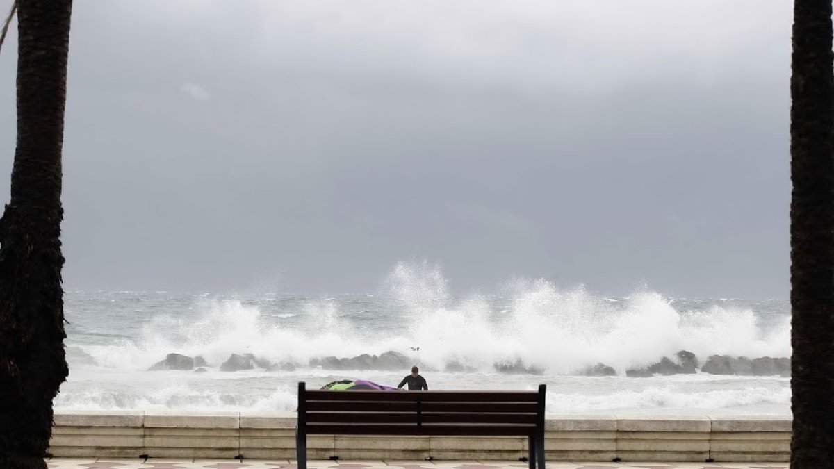 Imagen de viento y oleaje en Almería.