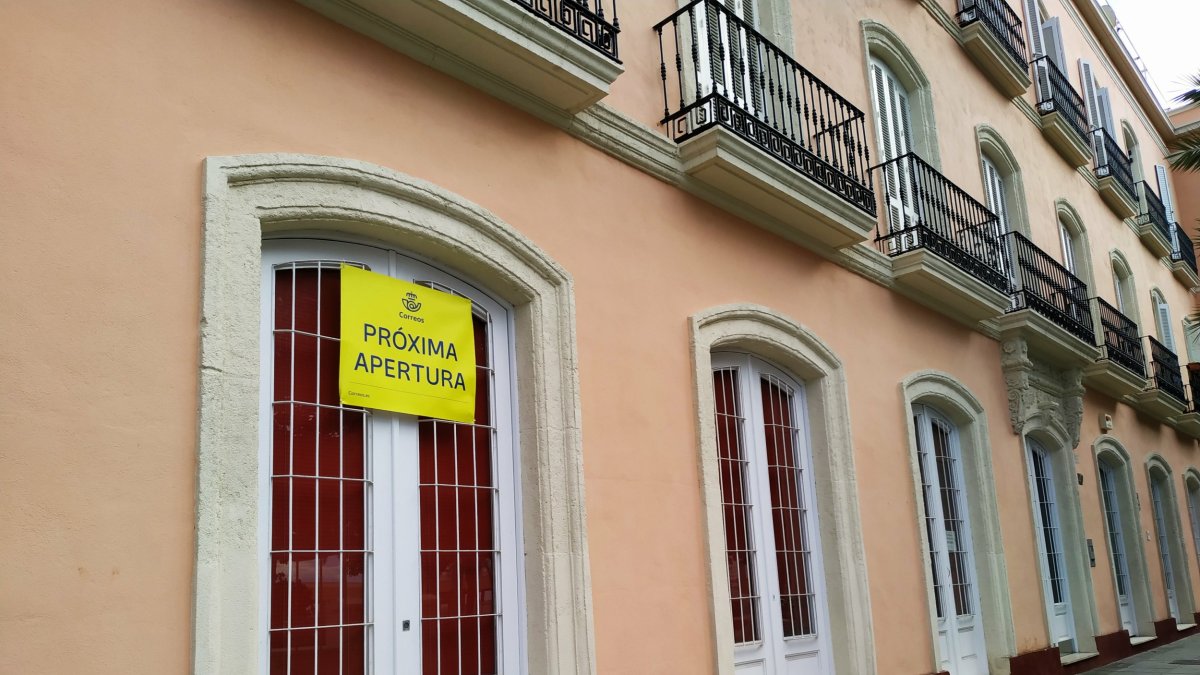 Cartel ya colocado en la puerta de la futura sede de Correos