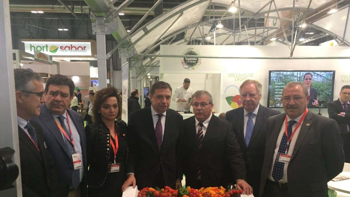 Luis Planas en su visita al stand de Hortiespaña-Coexphal.