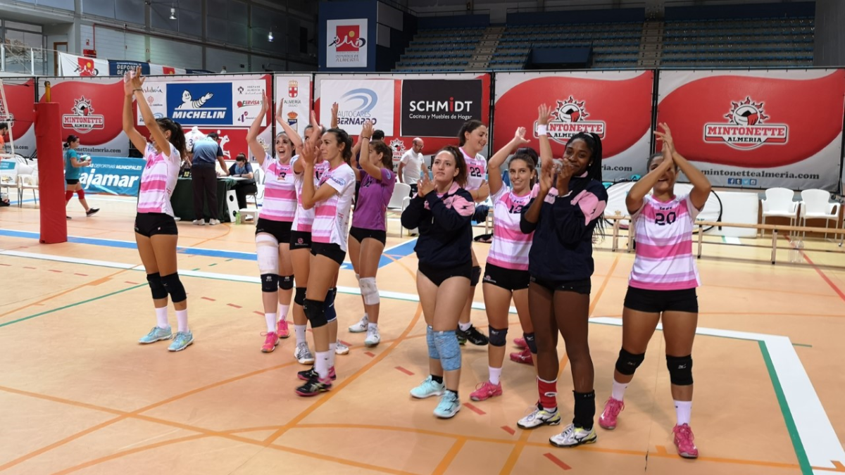 Las almerienses aplauden a la afición.