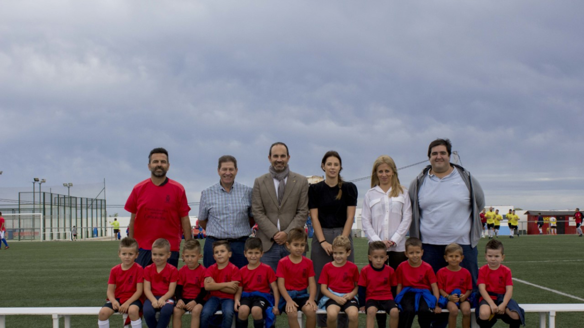 Los más pequeños de la clase con su alcalde y entrenadores.