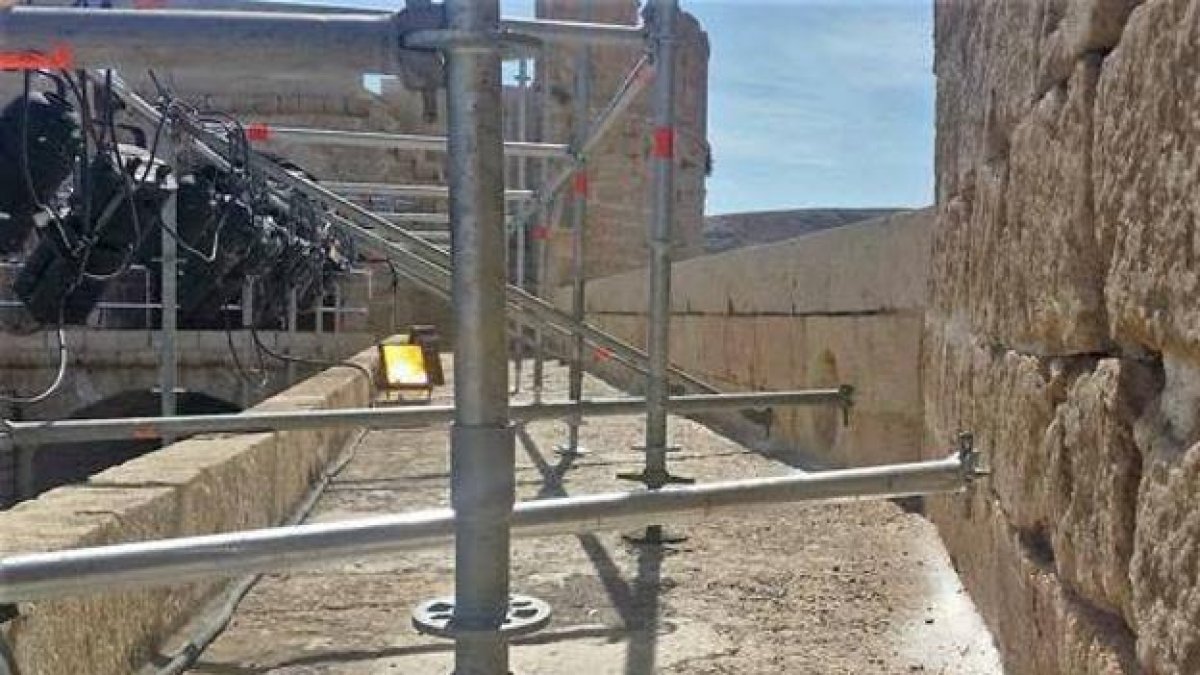 Vista de los andamios anclados al monumento Bien de Interés Cultural (BIC).