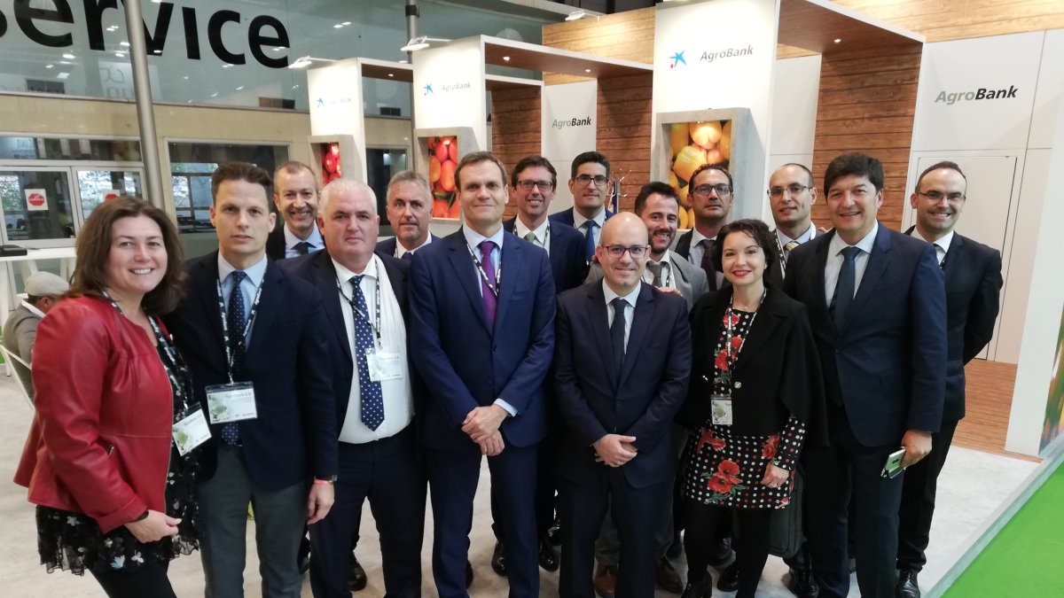 Representantes de Caixabank en el stand de Fruit Attraction.