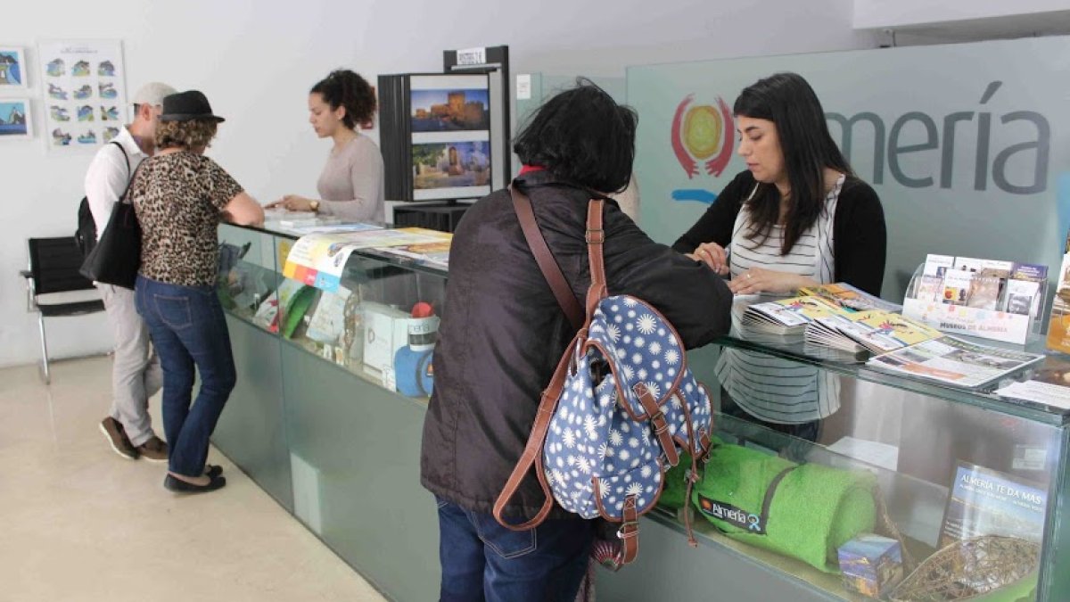Turistas en la Oficina de Turismo de la capital.