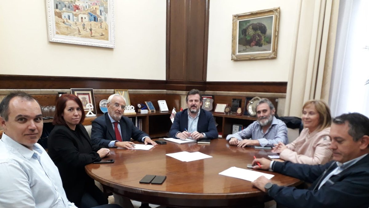 Reunión entre el subdelegado del gobierno y representantes de UGT.