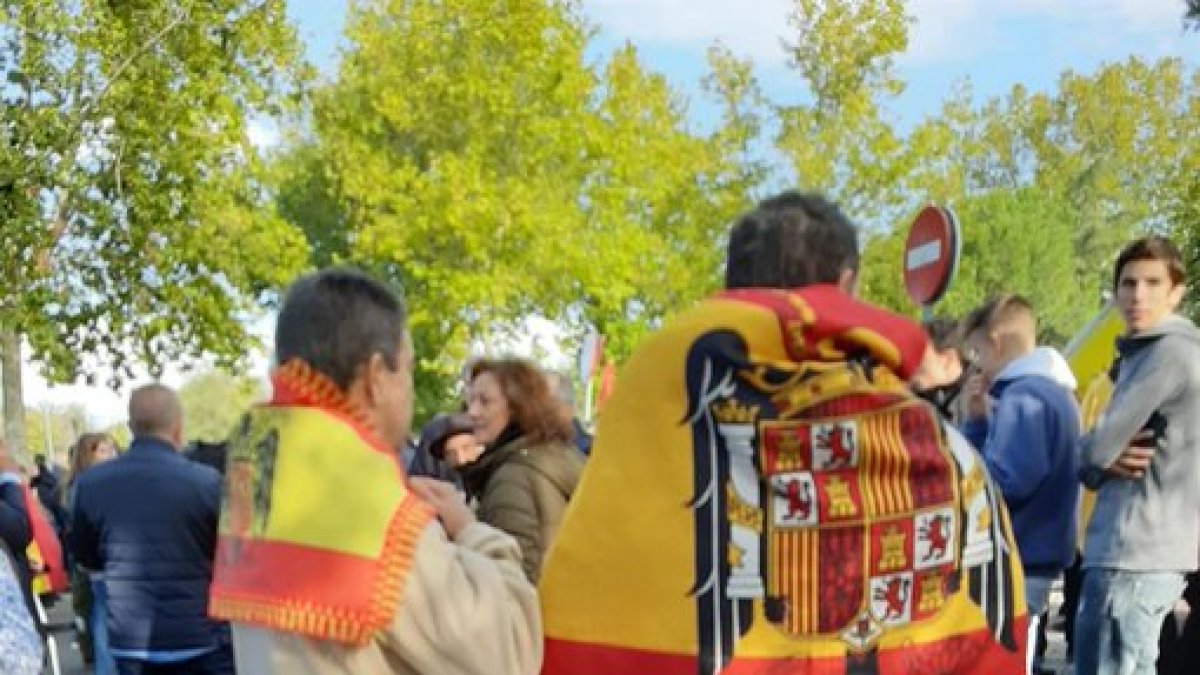 Muchos de ellos portan banderas.