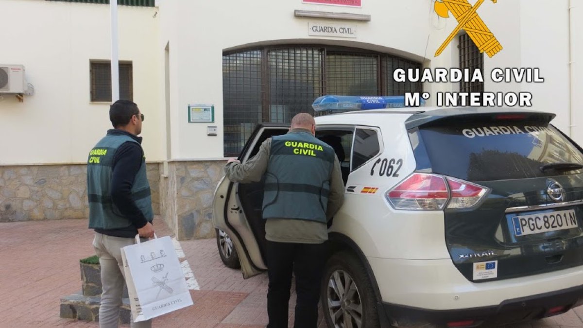 Imagen de archivo de dos agentes de la Guardia Civil.
