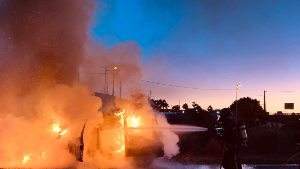 Incendio de un vehículo en Tarambana.