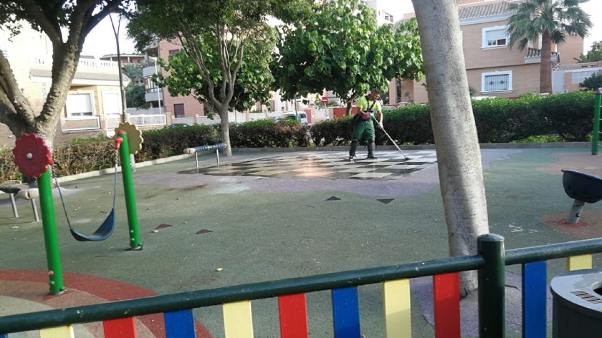 Imagen de archivo de un operario limpiando un parque infantil en Almería.
