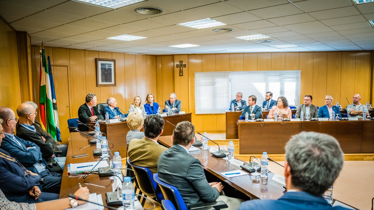 Marifrán Carazo durante su reunión con los alcaldes del Poniente.