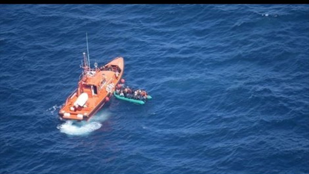 Imagen de Twitter de Salvamento Marítimo del rescate de la patera.