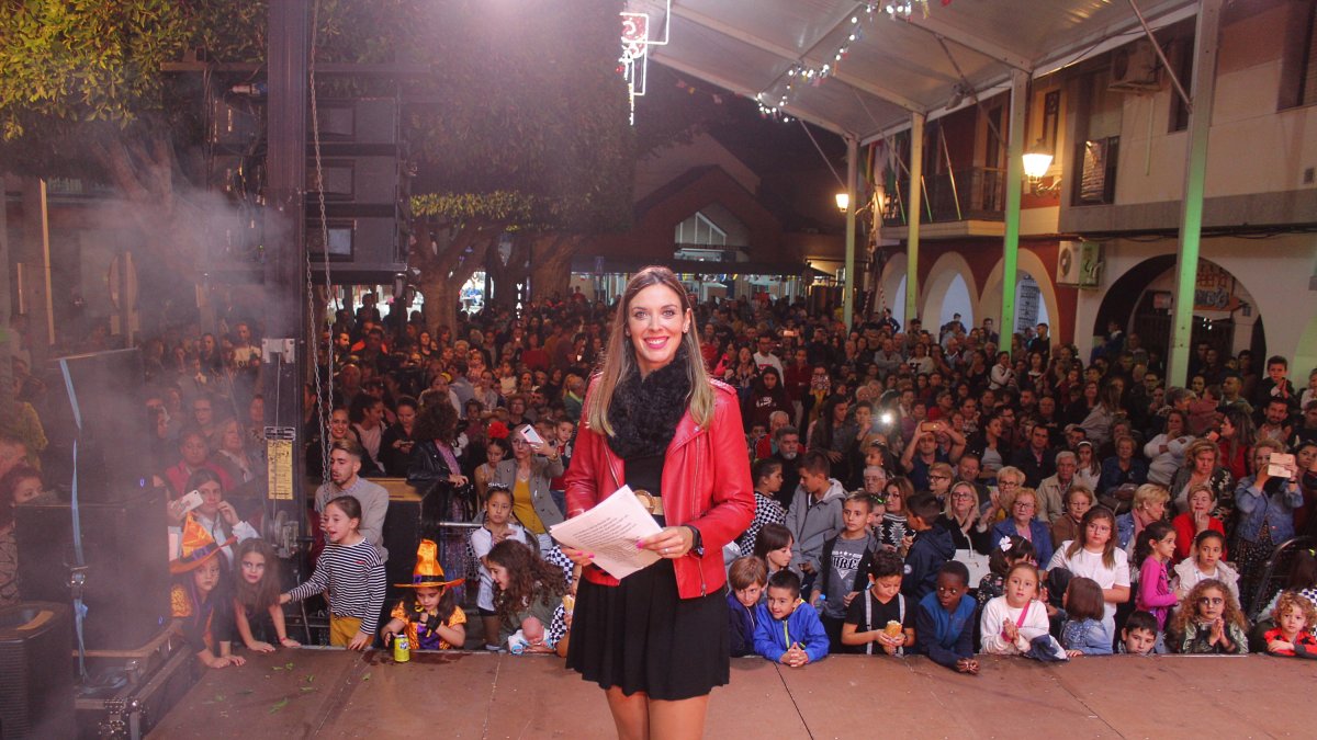 La Plaza de la Constitución se lleno con la gala que presentó la concejala Loli Escámez.