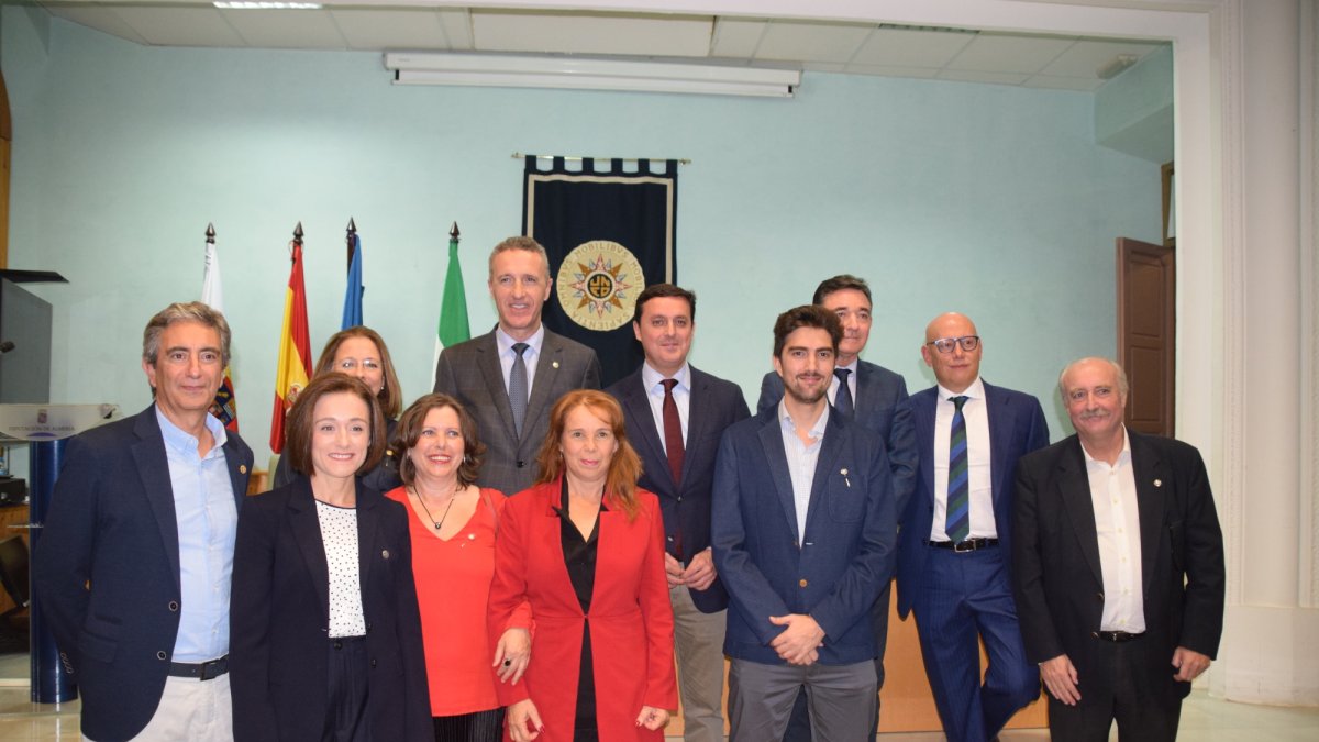 El presidente de la Diputación junto a algunos de los distinguidos  en el acto.