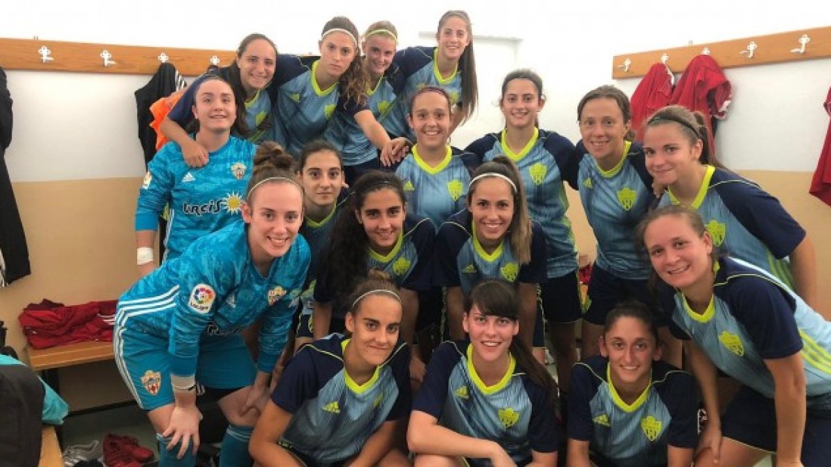 Las almerienses posan tras la victoria.