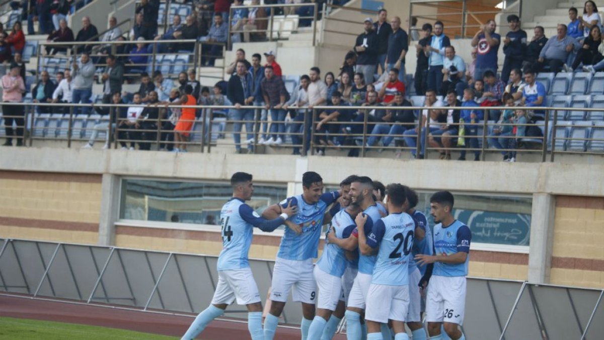 Los jugadores celestes celebran un gol.