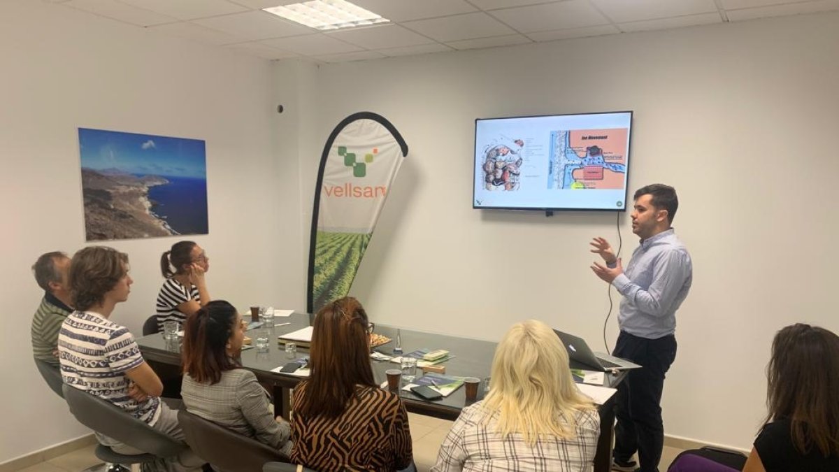 Charla en Vellsam a una delegación de Serbia.