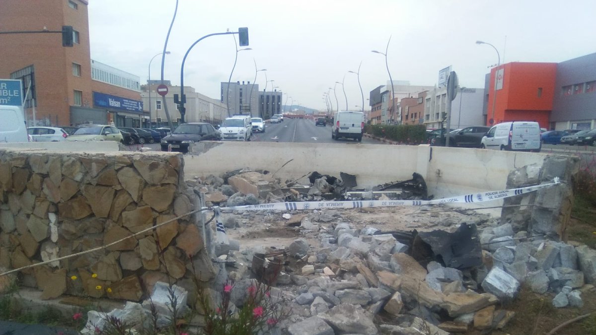 La rotonda de Avenida del Mediterráneo que ha quedado destrozada.