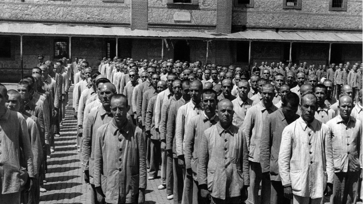 Presos republicanos en una cárcel franquista.