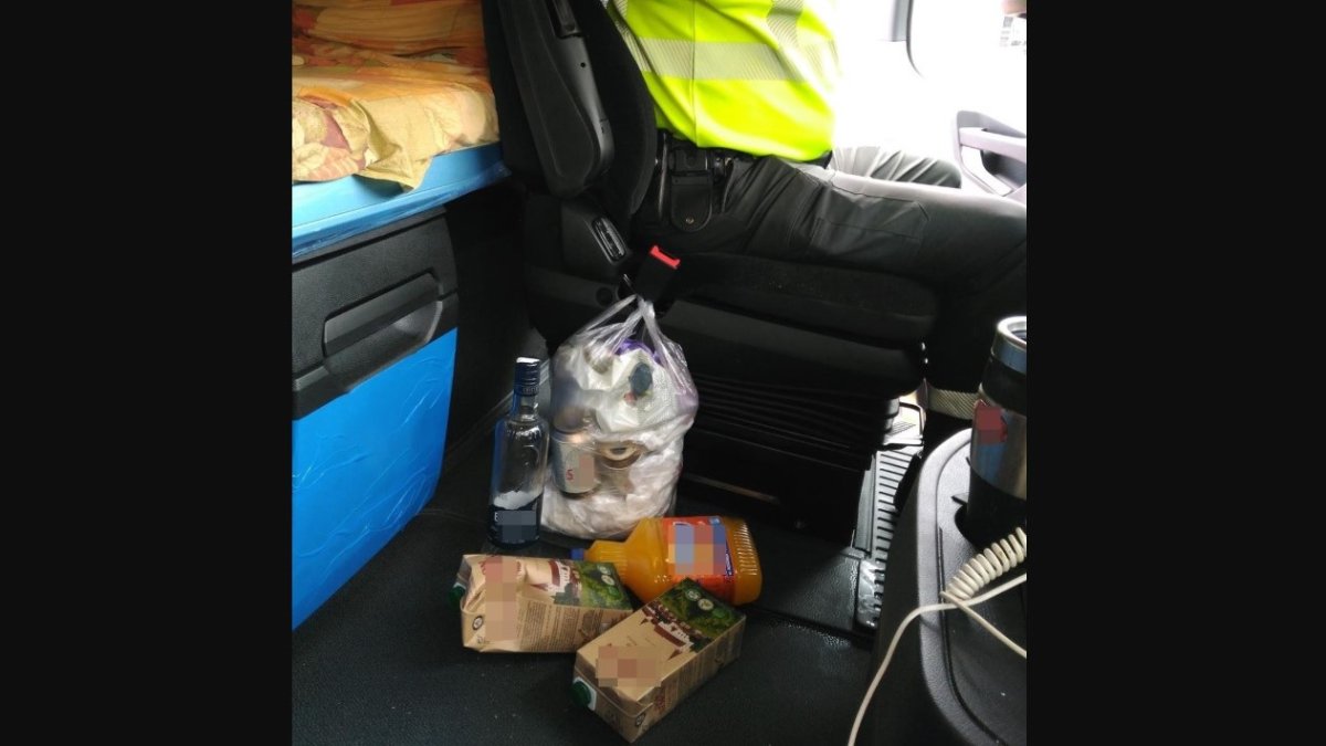 Bebidas en el interior del camión en una imagen difundida por la Guardia Civil.