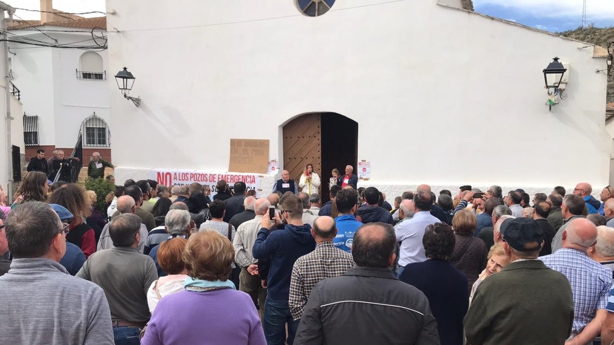 Concentración de los vecinos de Alcóntar.