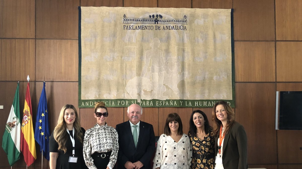 López, a la izquierda de la foto, en la que también aparece Marta Bosquet.