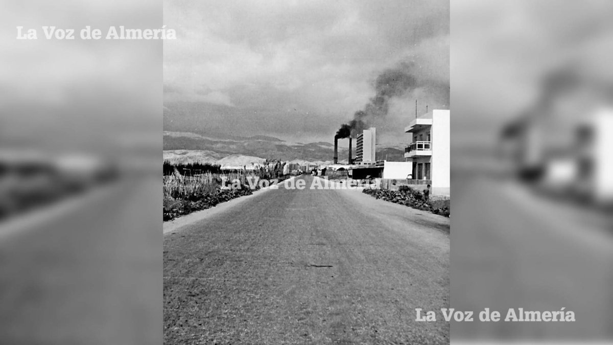 La Avenida de Cabo de Gata se convertía en un camino rural al llegar a la Central Térmica del Zapillo. El humo se mezclaba con los olores de la vega.