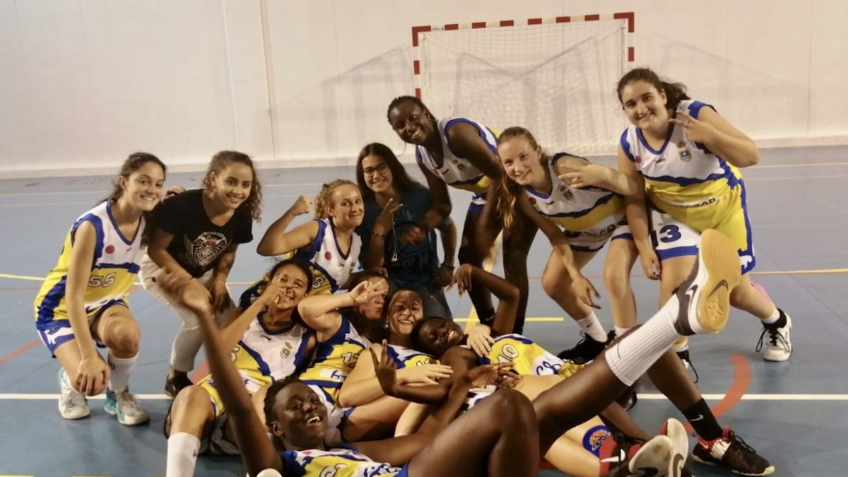 Las jugadoras mojoneras celebrando la primera victoria.