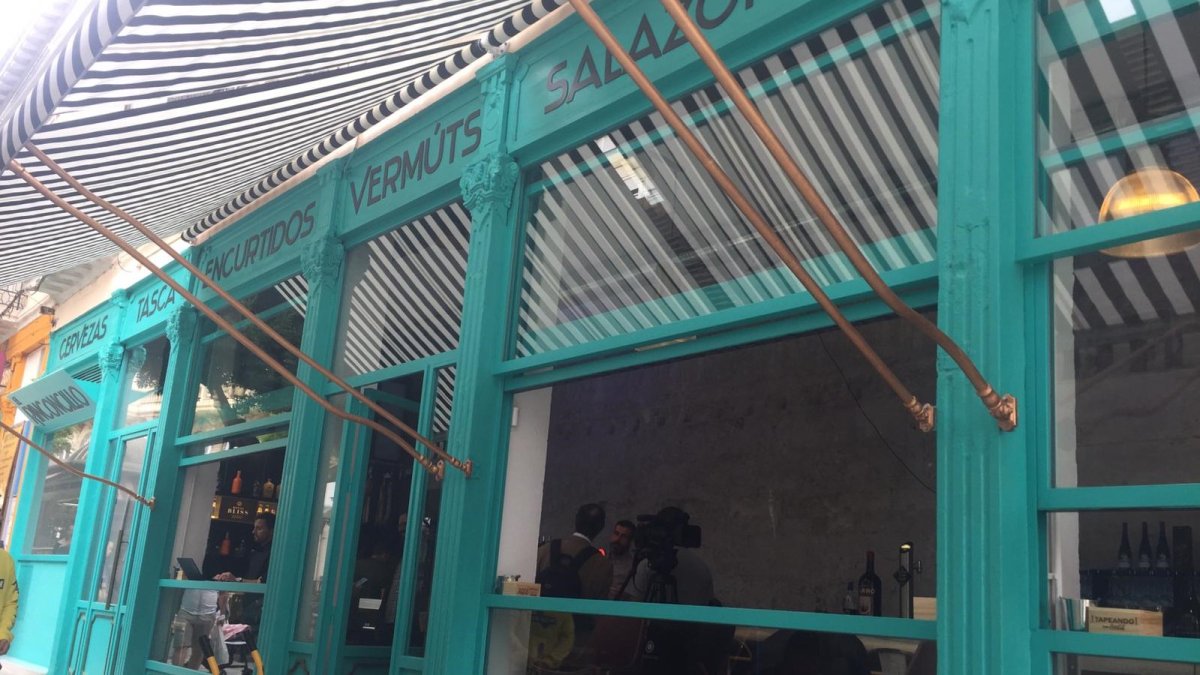 Puerta del nuevo local hostelero de la capital.