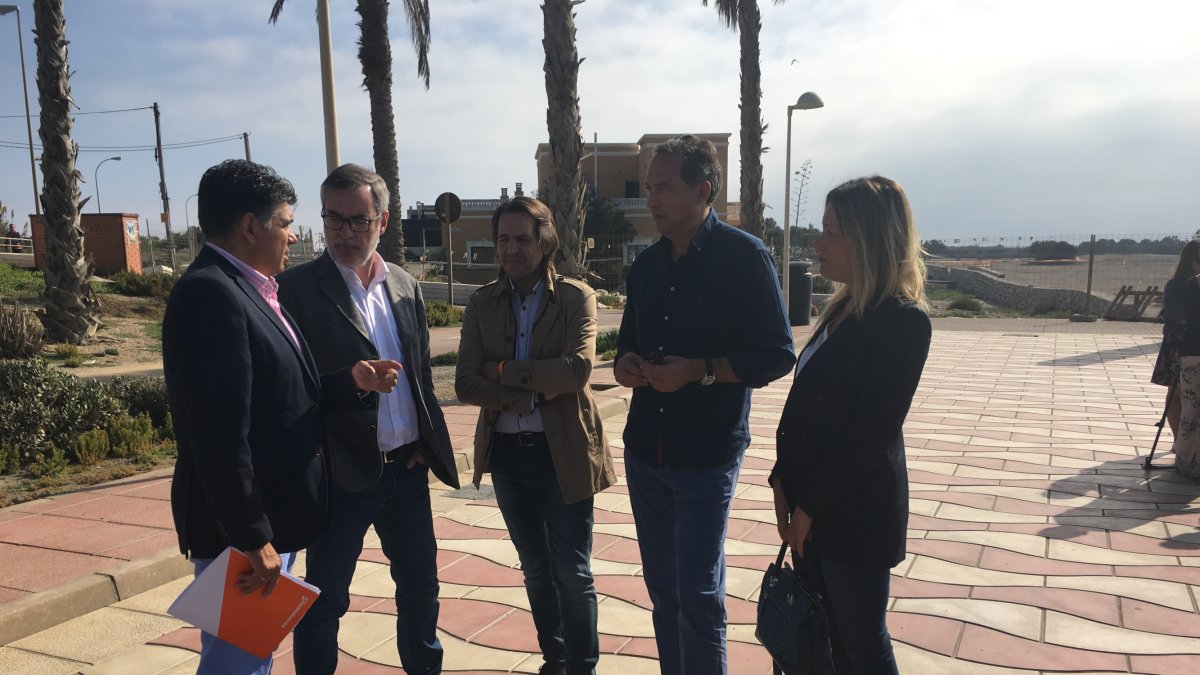 Villegas y otros dirigentes de Ciudadanos, esta mañana en el Paseo Marítimo, ante las obras paralizadas.