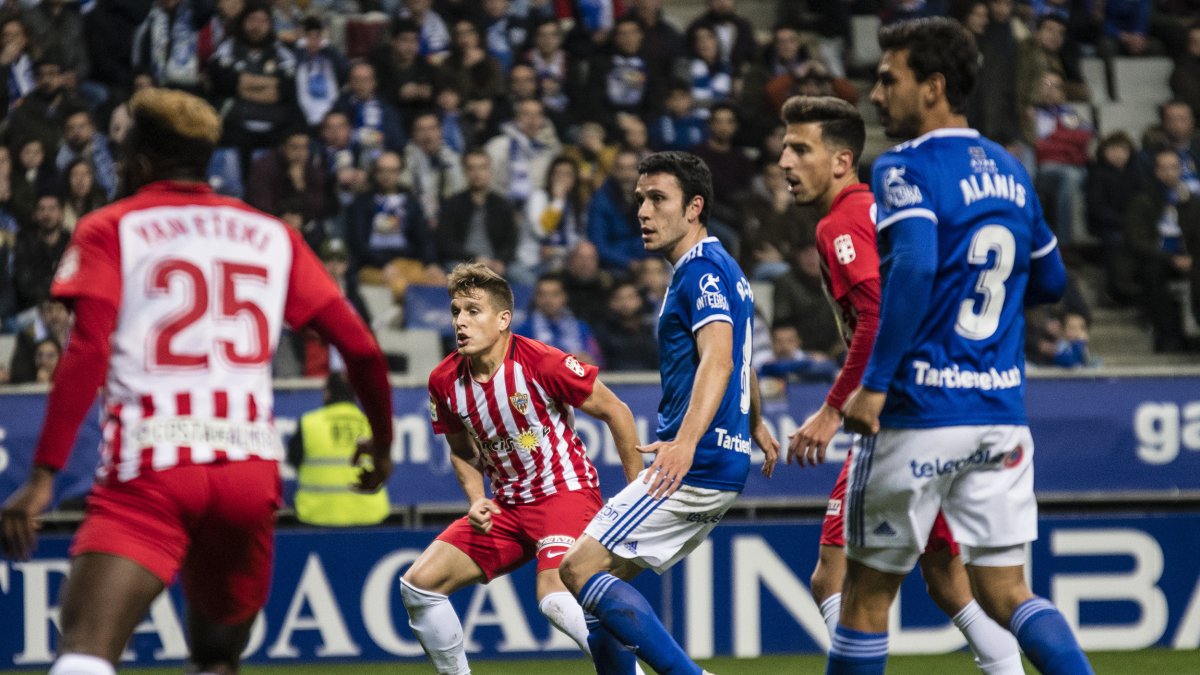 Una jugada del Oviedo-Almería de la pasada Liga.