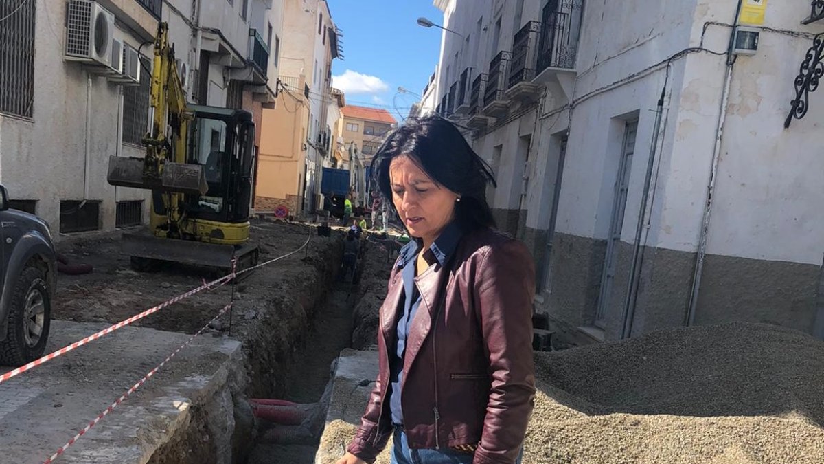 La alcaldesa de Cantoria en una de las obras.