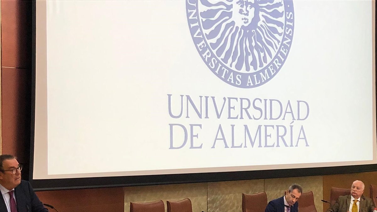 Juan Molas, durante su conferencia. A la derecha Jerónimo de Burgos y José María Rosell.