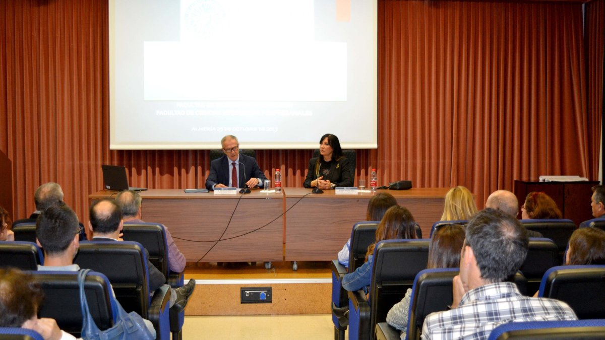 El ministro, durante su conferencia.