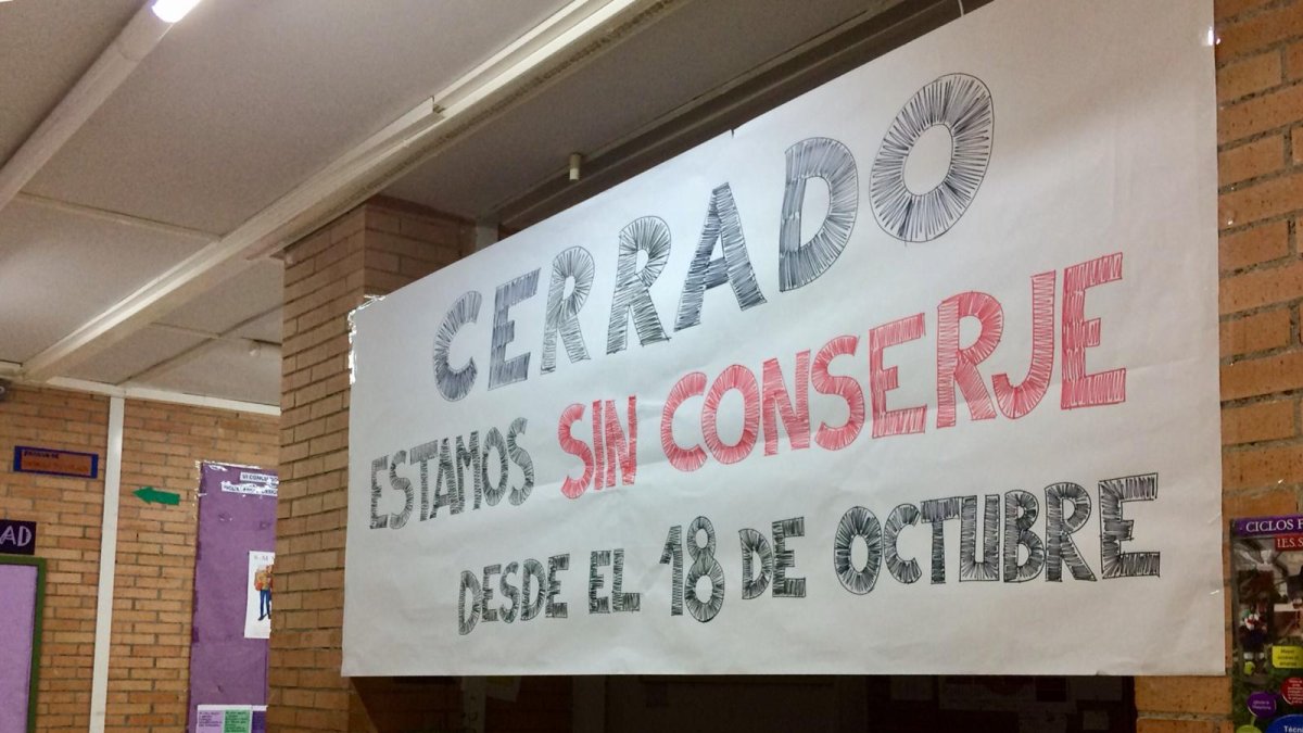 Pancarta de protesta ubicada en la conserjería.