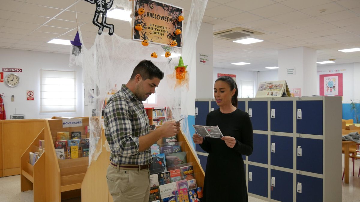 Elisa Fernández y Antonio Sánchez presentando la programación de ‘Halloween’.
