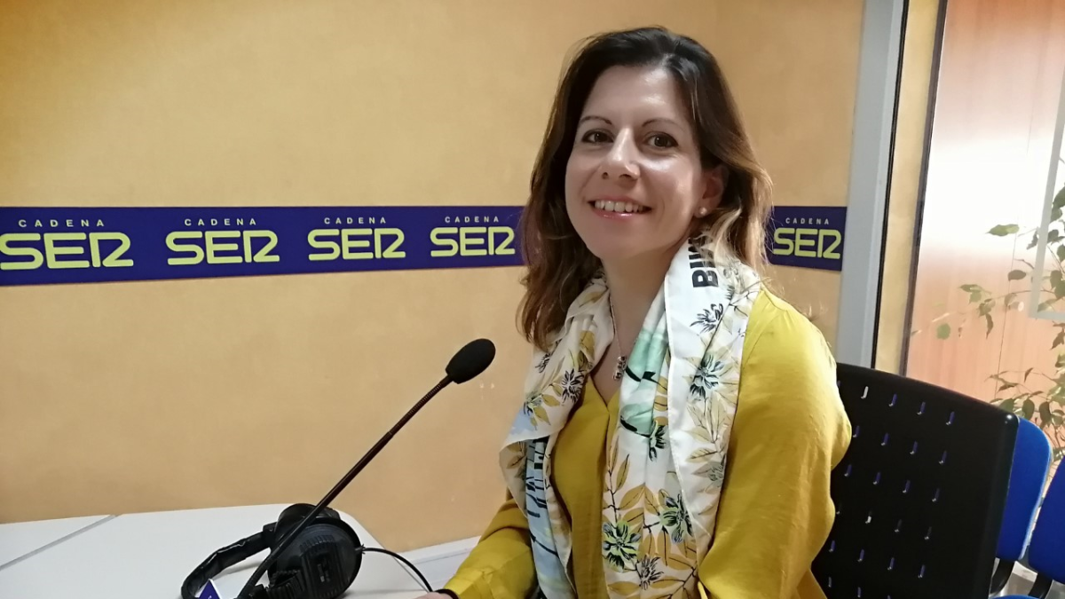 Beatriz Vargas en los estudios de la Cadena SER.