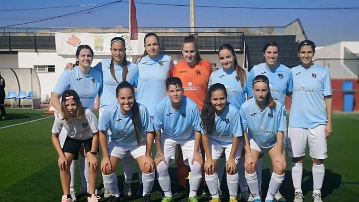 Las ejidenses posan antes del encuentro.