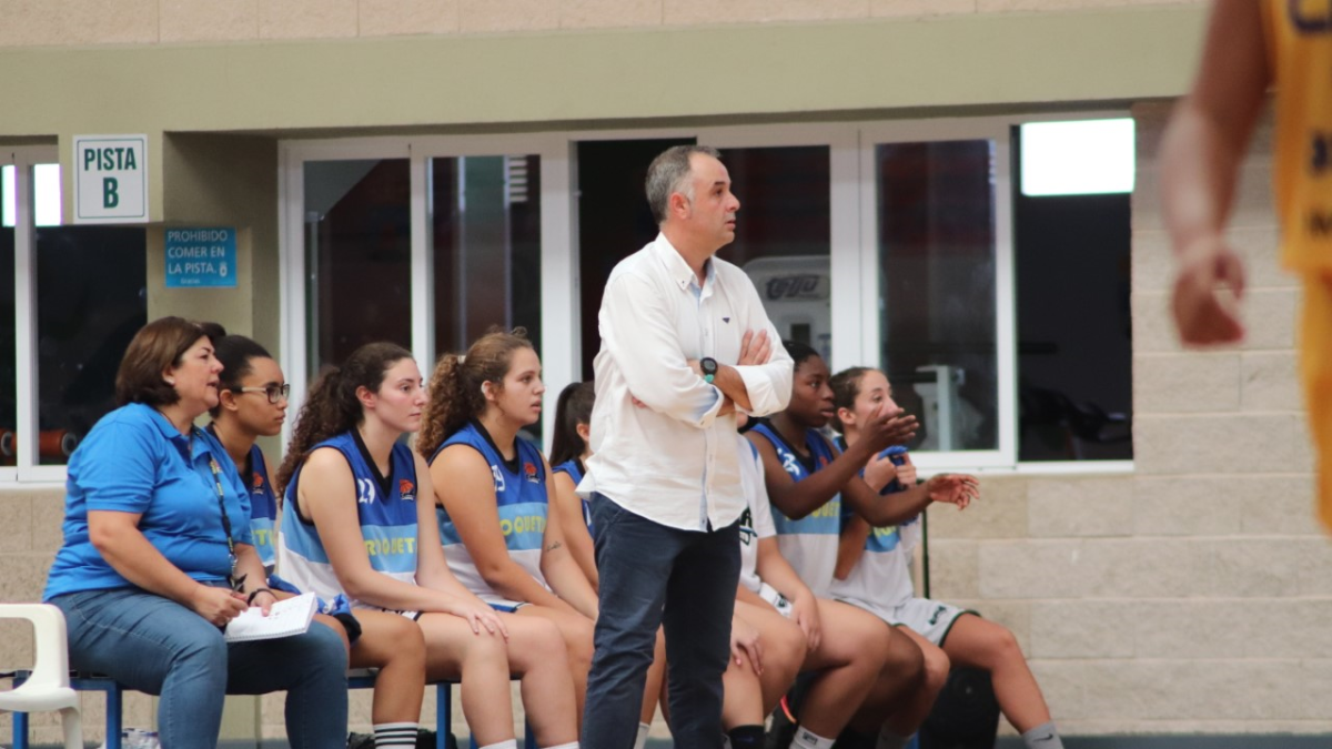 Cata dirigiendo a las jugadoras roqueteras.