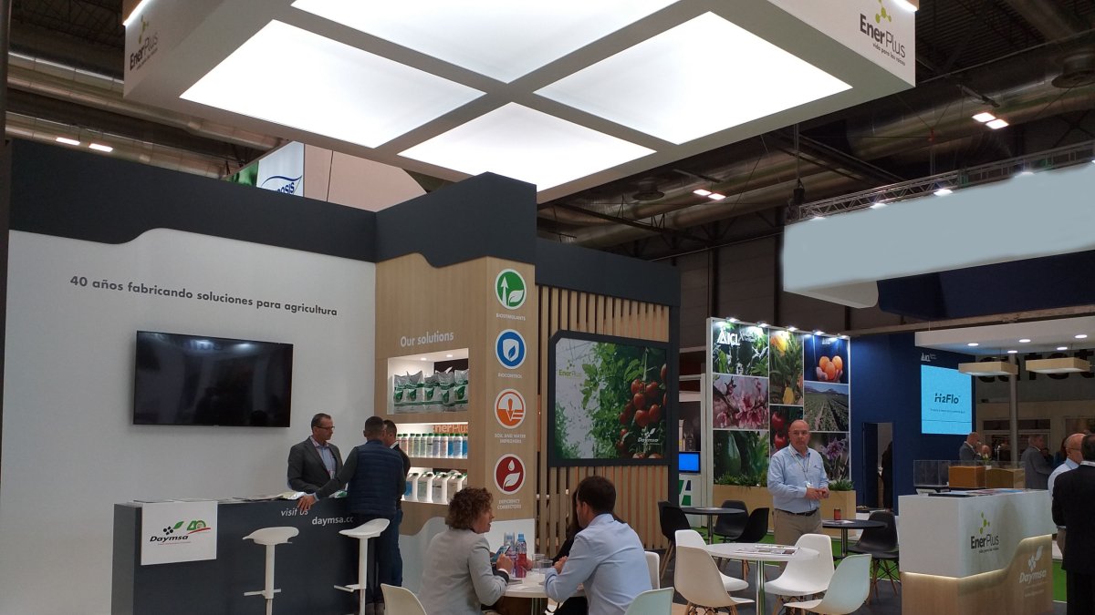 Miguel Lázaro, Product Manager atendiendo a visitantes de su stand.