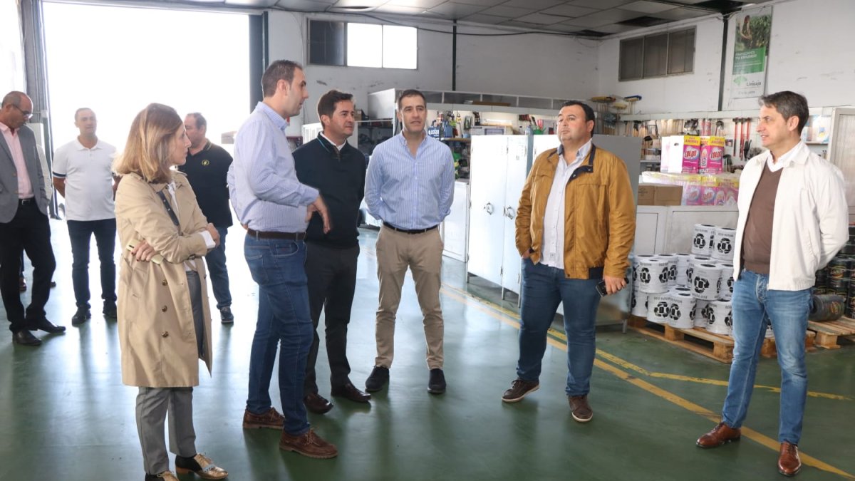 El candidato popular en las instalaciones de la cooperativa.