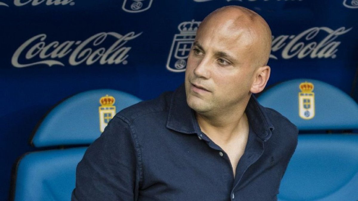 Javi Rozada en el banquillo del Tartiere.