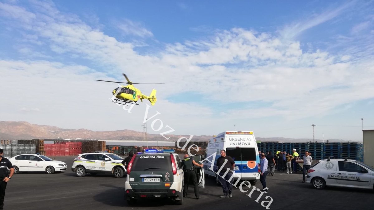 Uno de los heridos ha sido trasladado en helicóptero a Sevilla.