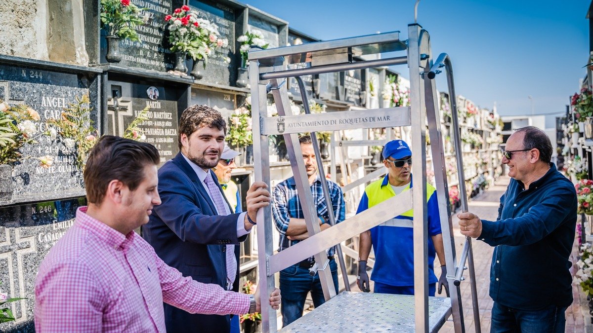 Los concejales Francisco Gutiérrez y José Luis Llamas visitando el cementerio de Roquetas.