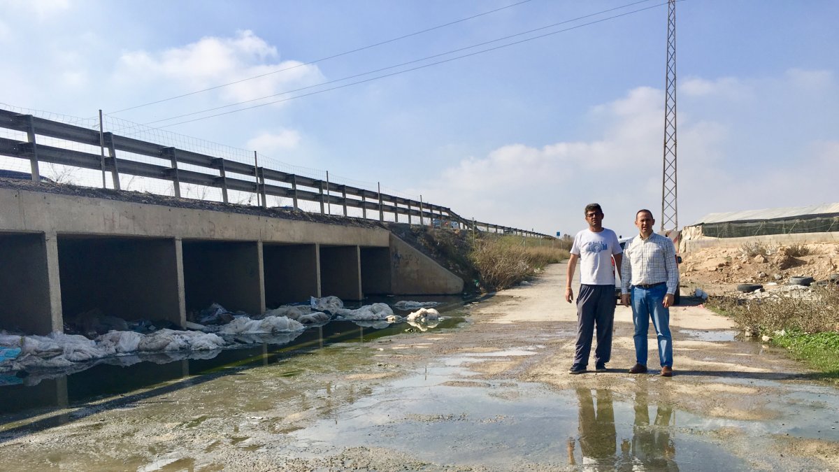 Vargas y Bretones en la zona de vertido de aguas y suciedad.