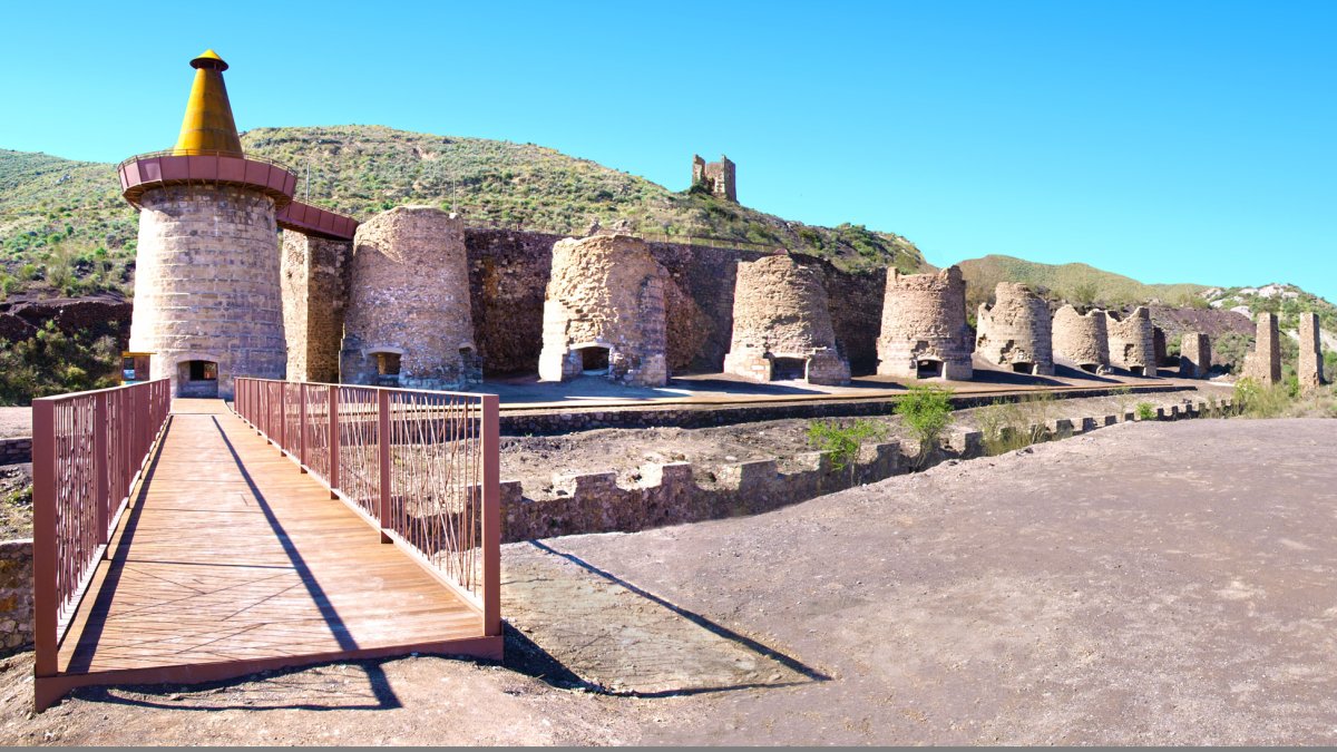 Imagen de los hornos de calcinación de Lucainena de las Torres, recuperados como atractivo turístico.