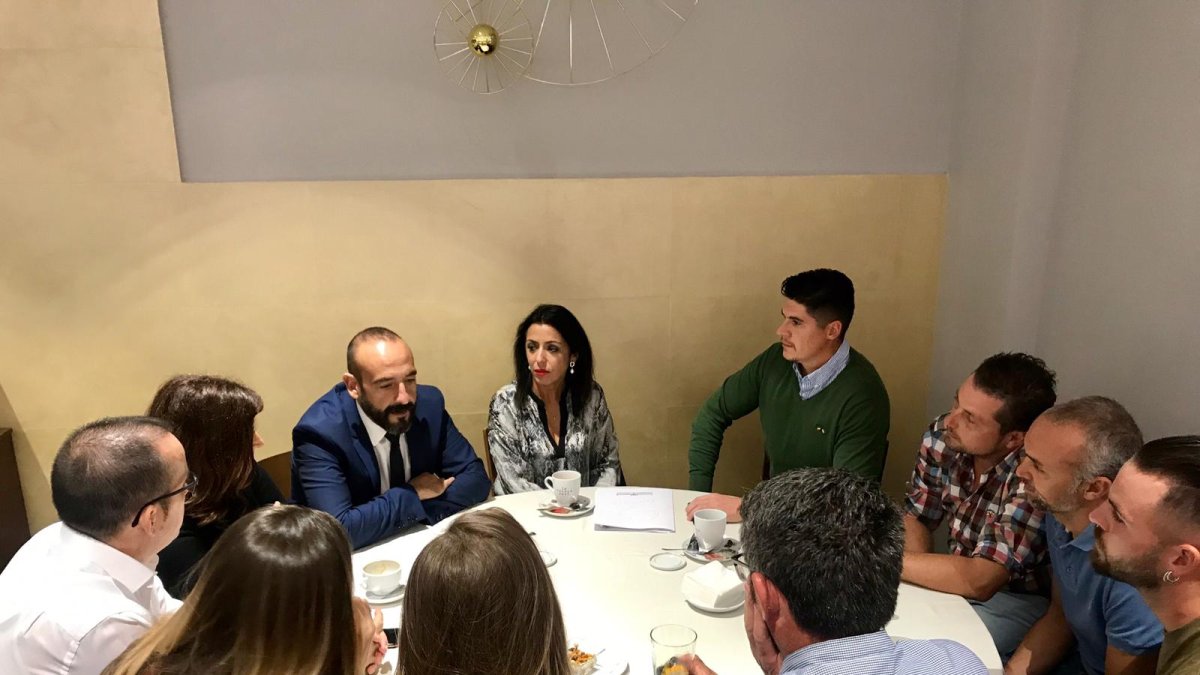 Reunión de Jordi Cañas, Marta Bosquet y Vicente García Egea con agricultores