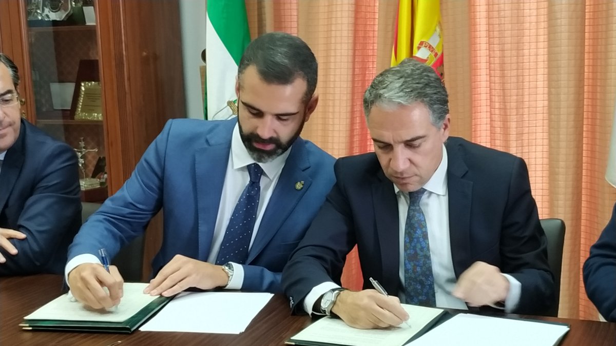 Ramón Fernández-Pacheco y Elías Bendodo durante la firma